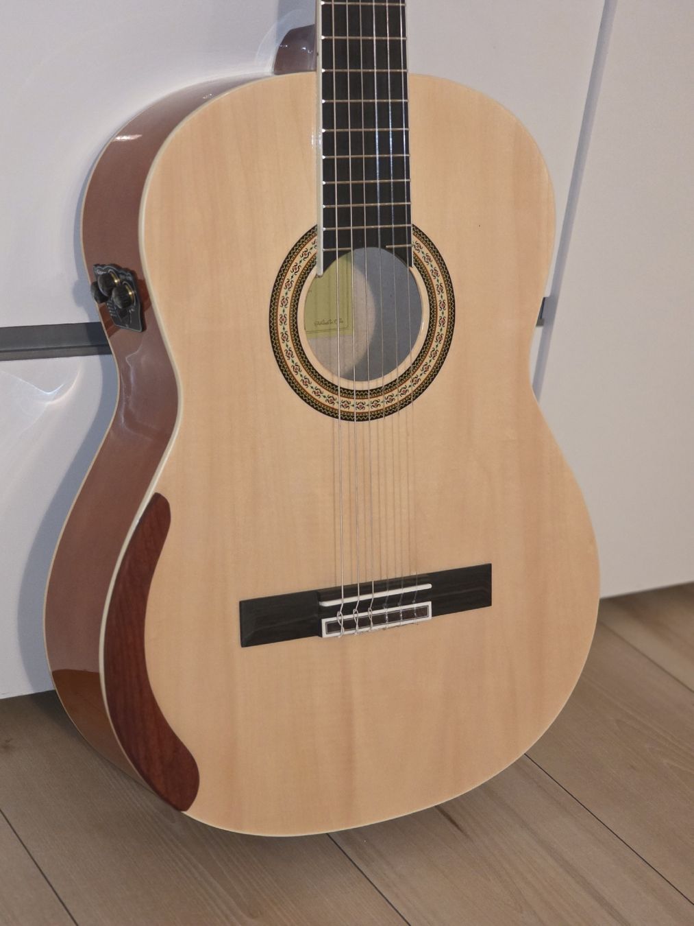 Strumenti musicali: Custom Trans Acoustic Klassische Gitarre – Nuovo (secondo la descrizione) da Schuepfheim venduto da Guttime 1