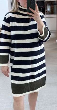 Gestreiftes Strickkleid in Schwarz-Weiss