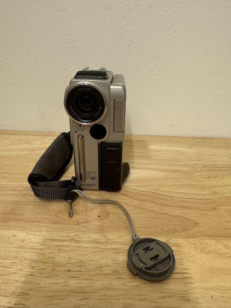 Sony Videocamere: Camcorder Sony DCR-PC2E gebraucht mit Ladekabel – Usato da Birsfelden venduto da inf_l2yy 3