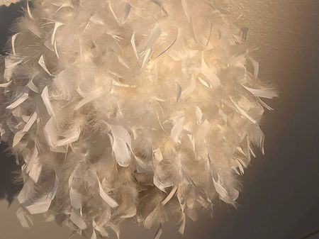 Federlampe. Weisse Hängelampe von Micasa.