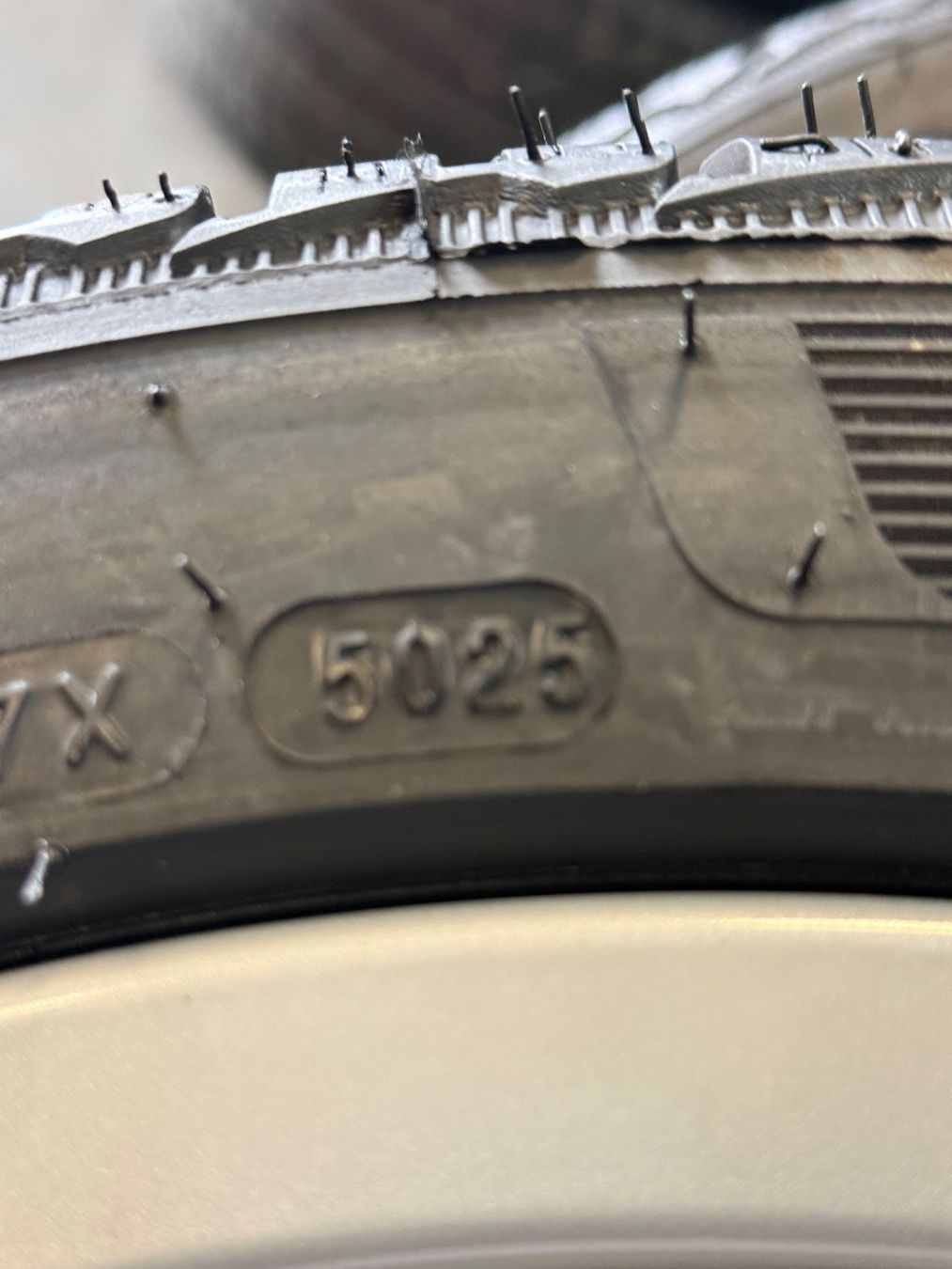 Audi Pneumatici & Ruote complete: Originale Audi A3/S3 8Y Winterräder Neu 18zoll – Nuovo e nell'imballaggio originale da Gerlafingen venduto da Pneu-Puric 9
