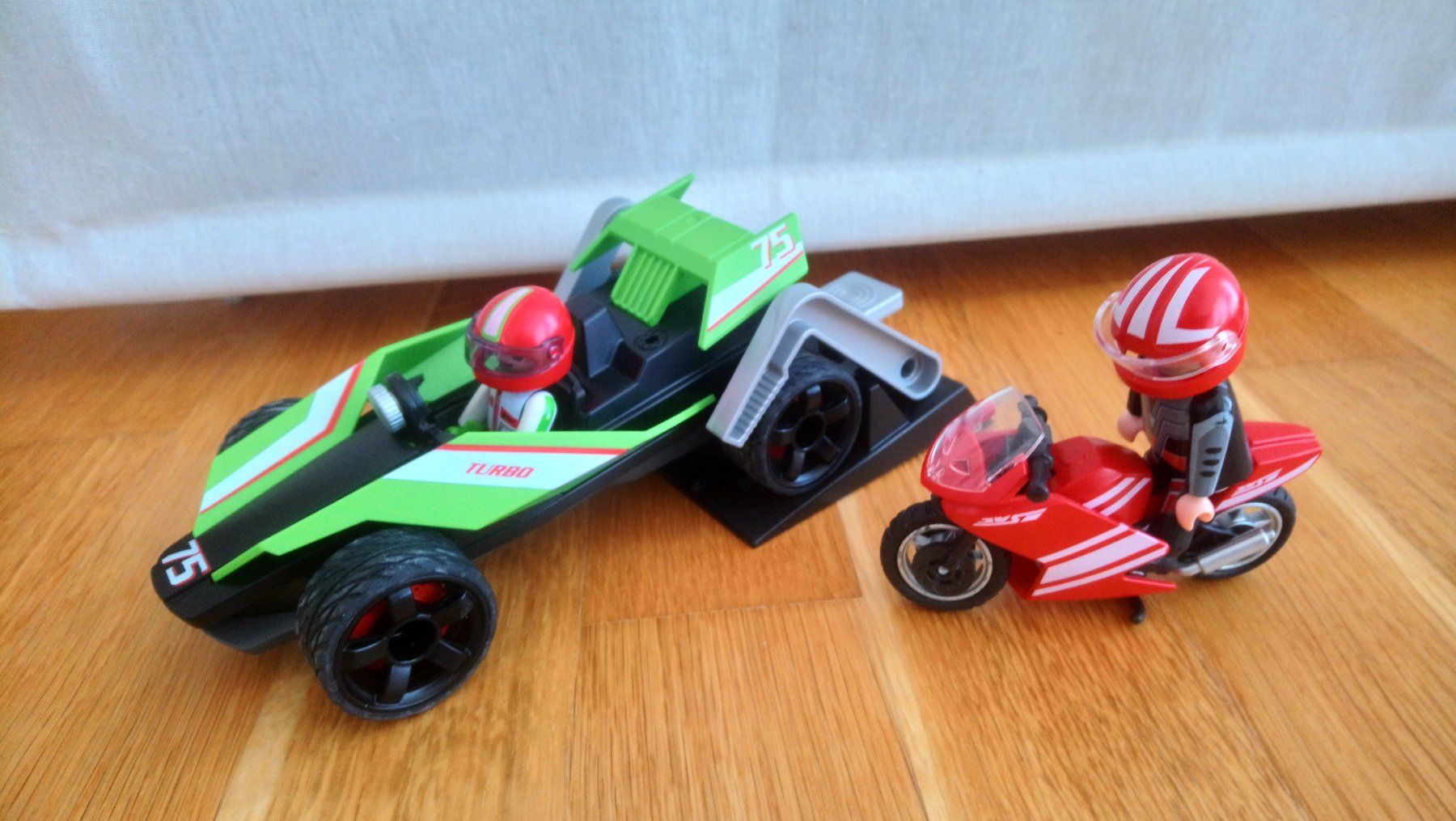 Playmobil Giocattoli: Playmobil Rennauto + Motorrad + Spaceship – Usato da Bützberg venduto da shiggy01 1