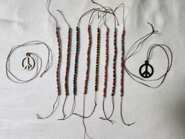8 Freundschafts-/Hippie-Bändeli + 2 Peace-Ketten ungetragen