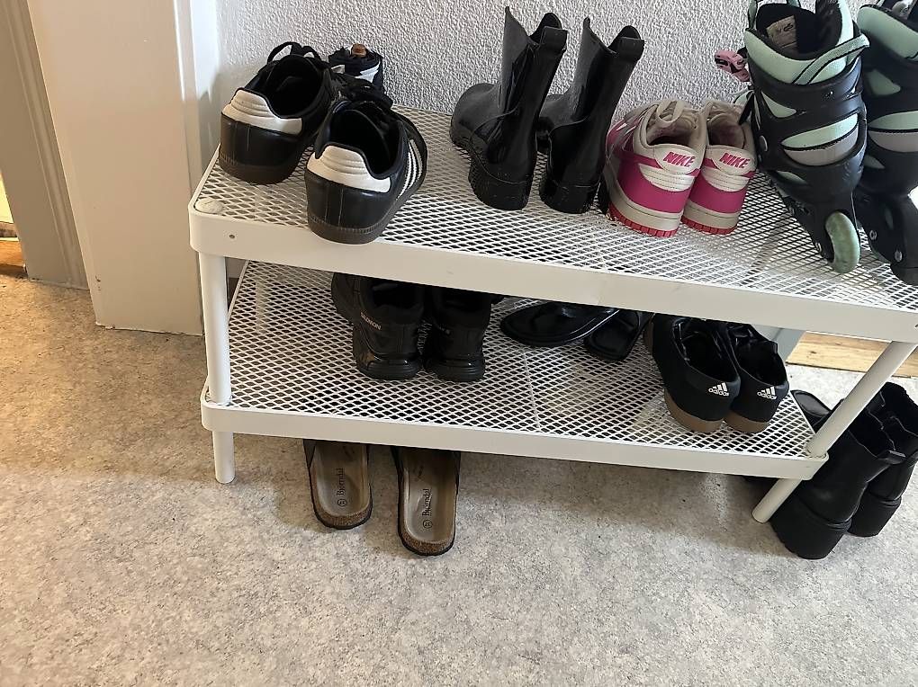 Scaffali: Weisses Schuhregal mit zwei Ablagen – Usato da Lienz venduto da hee_z8w5 2