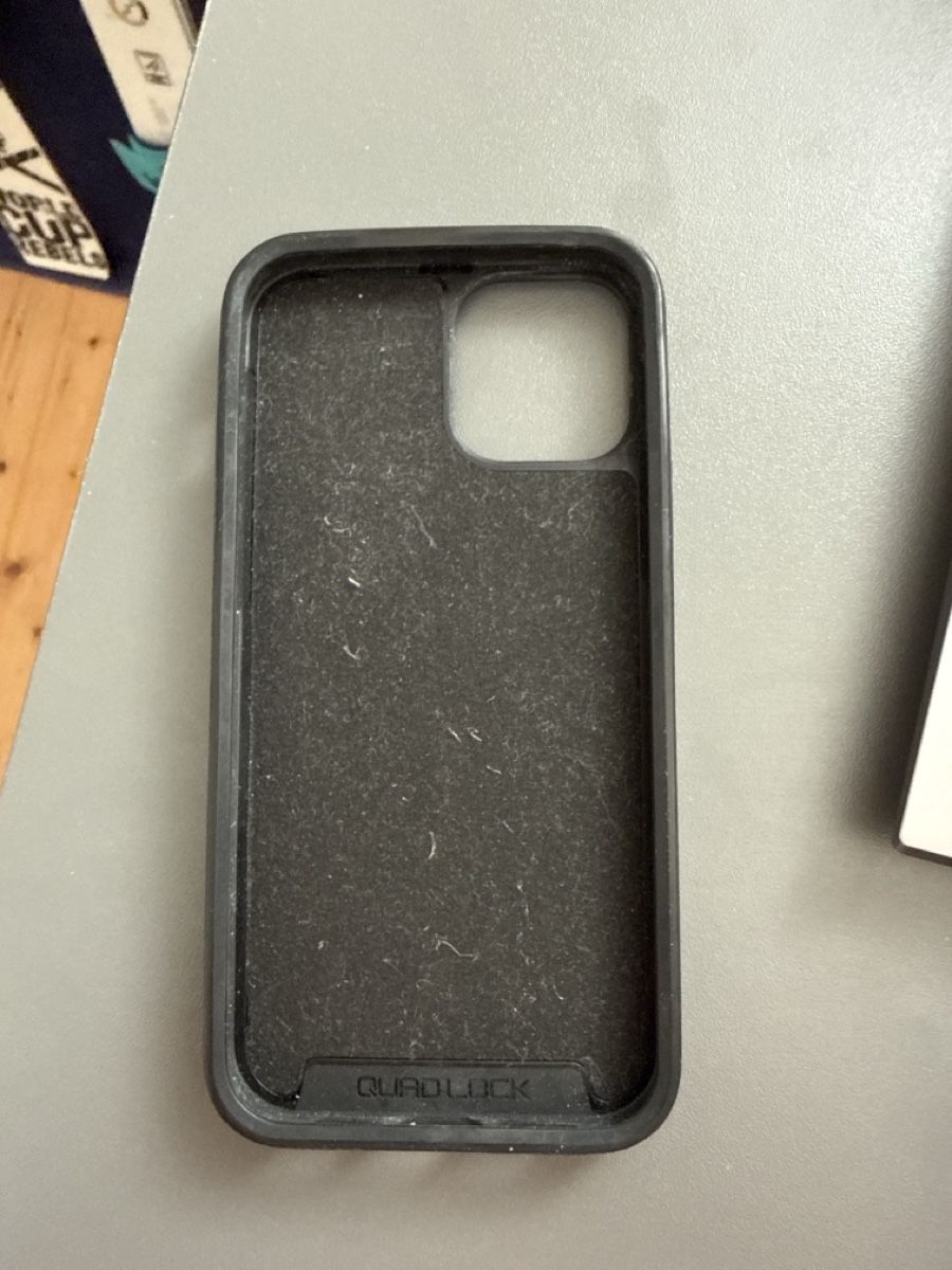 Quad Lock Covers & Schutzfolien: Quadlock Handyhülle Iphone12 – Gebraucht aus Chur von flujan 1