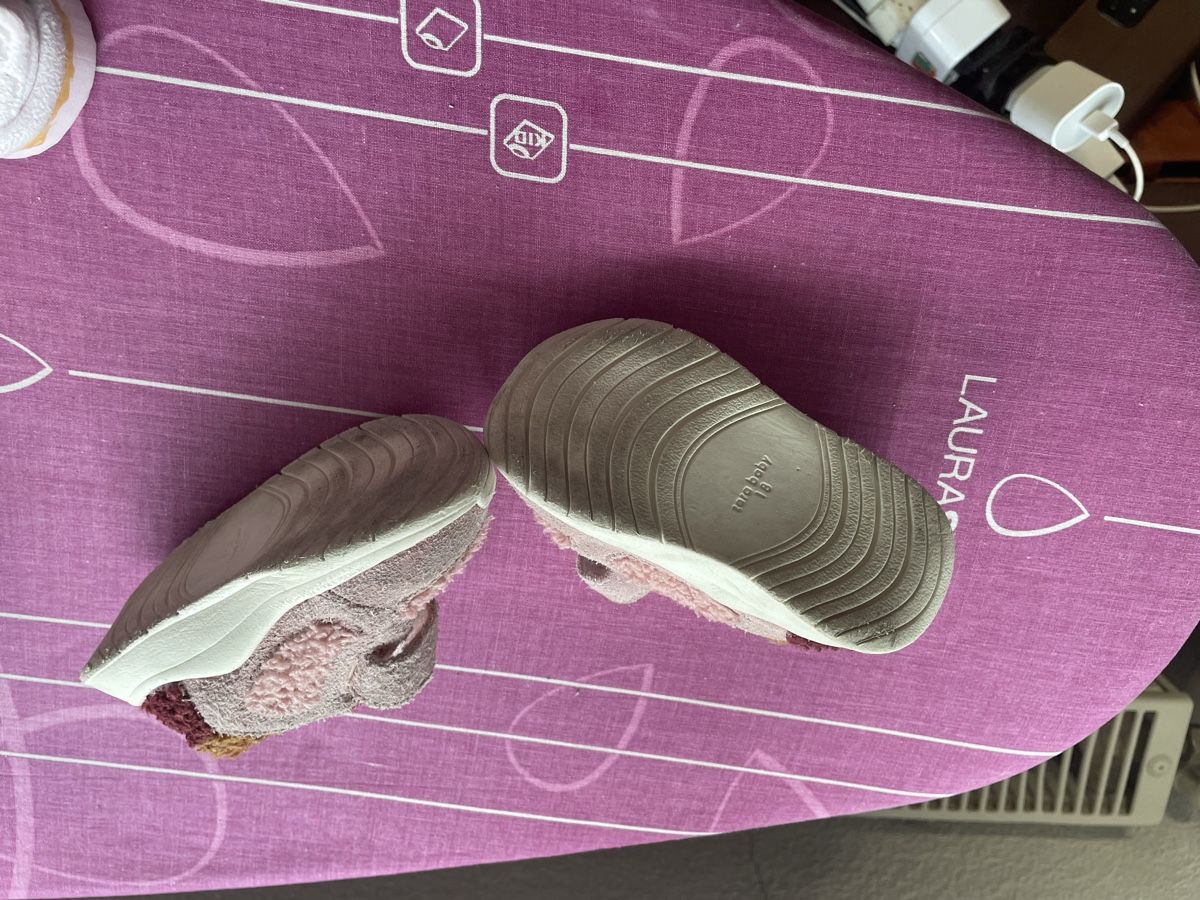 Scarpe per ragazze: Chaussures enfants taille 18 – Usato da Les Geneveys-sur-Coffrane venduto da pipocas2009 1