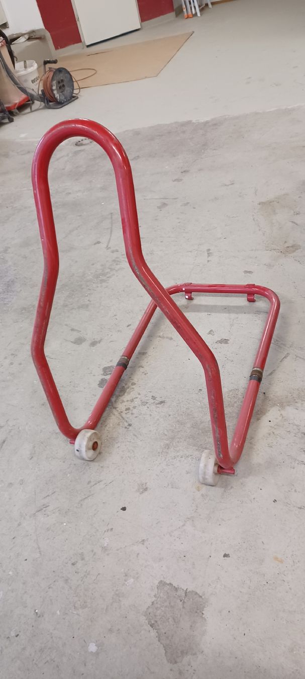 Sonstige Dekorationen & Accessoires: Ständer rot Metall mit Rollen gebraucht – Gebraucht aus Zihlschlacht von archenoah01