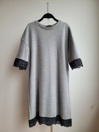Robe grise avec dentelle noire