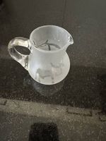 Dekorative Milchkanne / Sahnekännchen aus satiniertem Glas