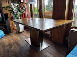 grosser Esstisch aus Holz