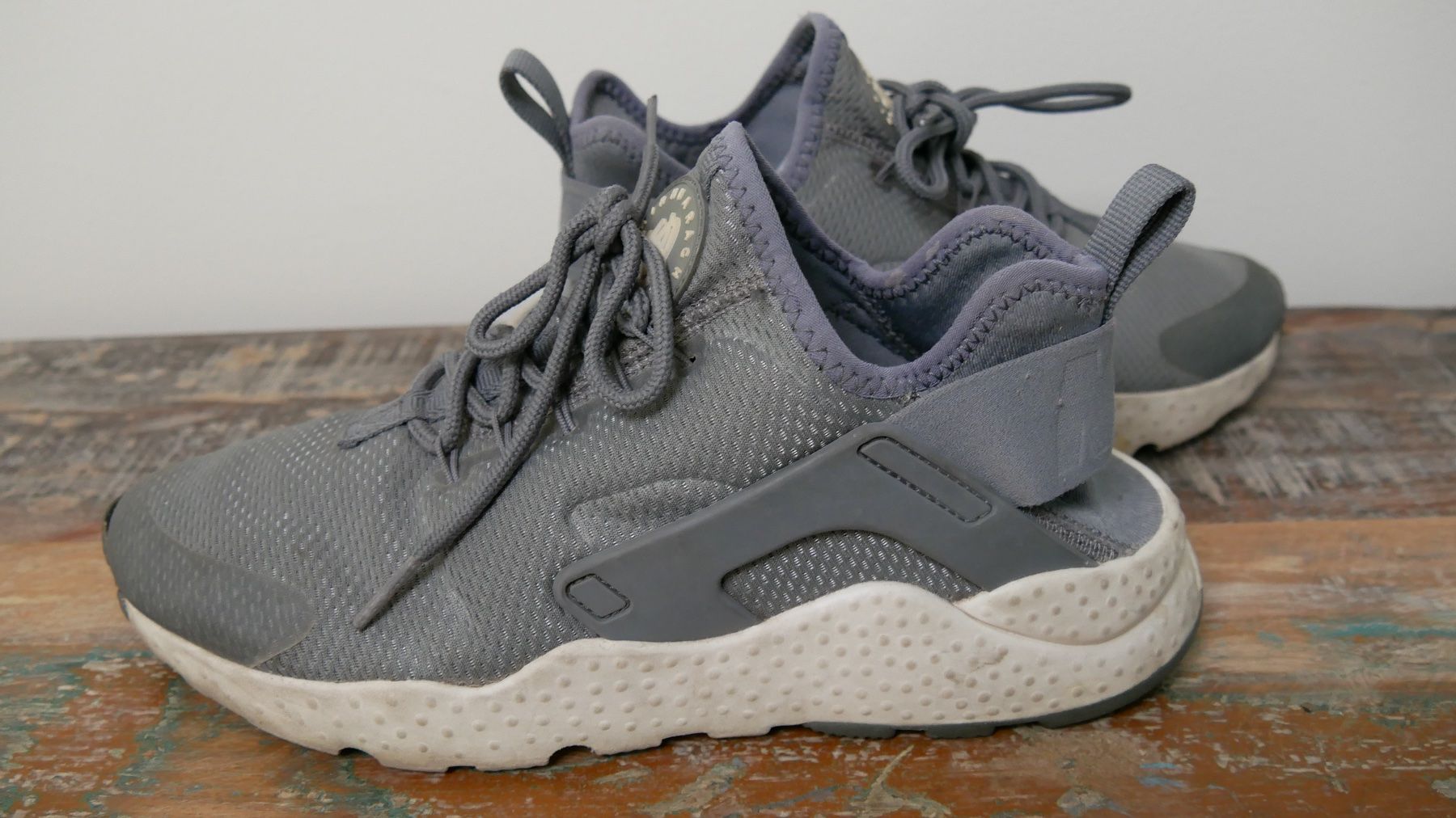Nike Scarpe da donna: Nike Huarache Sneaker grau weiss 40 – Usato da Zürich venduto da julia_vina
