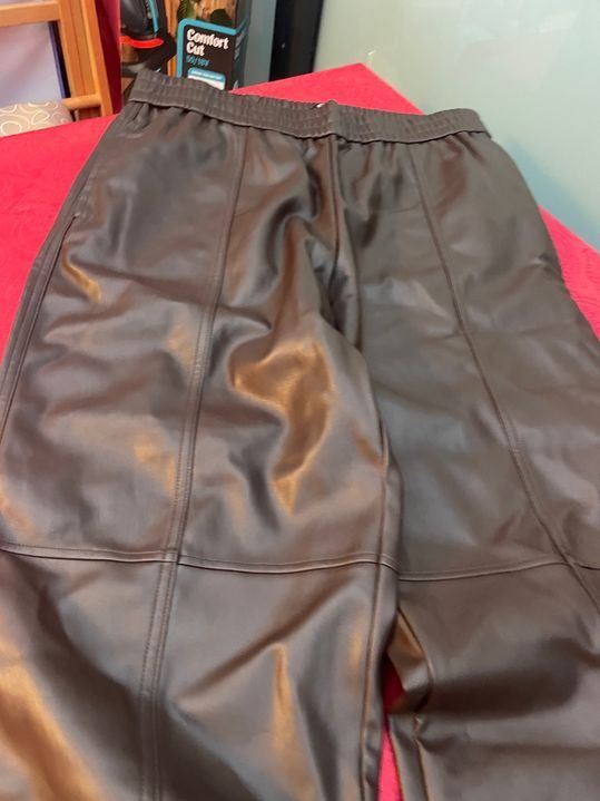 C&A Pantaloni: NEU Damen Leder Optik Hose 44 – Nuovo e nell'imballaggio originale da Bergdietikon venduto da antovale 1