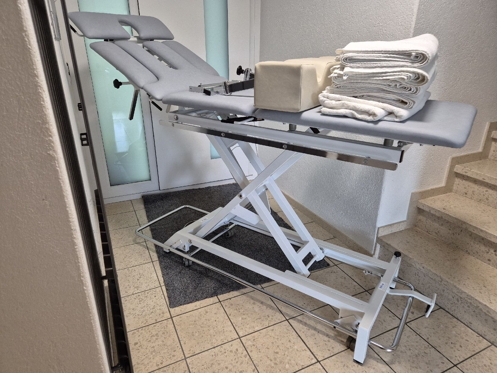 Lettini & sedie per cosmetici: Elektrische Massageliege mit Zubehör – Usato da Gretzenbach venduto da dylan_lmd 9