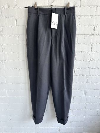 Neue graue Bundfaltenhose von Zara