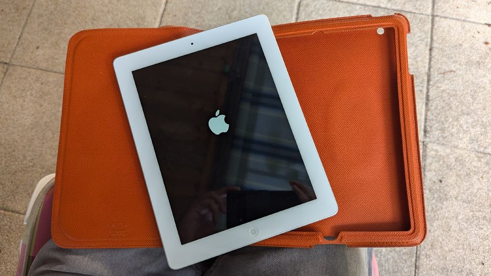 Apple iPad 16GB (Generation 3) mit Hülle | Kaufen auf Ricardo