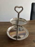 Etagere aus Metall mit Herzgriff zweistoeckig silberfarben