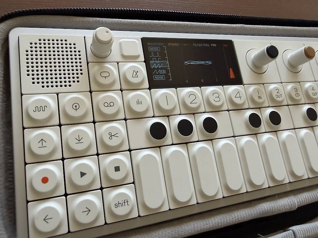Teenage Engineering Strumenti musicali: Teenage Engineering OP-1 Field inkl. Case – Usato da Uesslingen venduto da musikbedarf 3