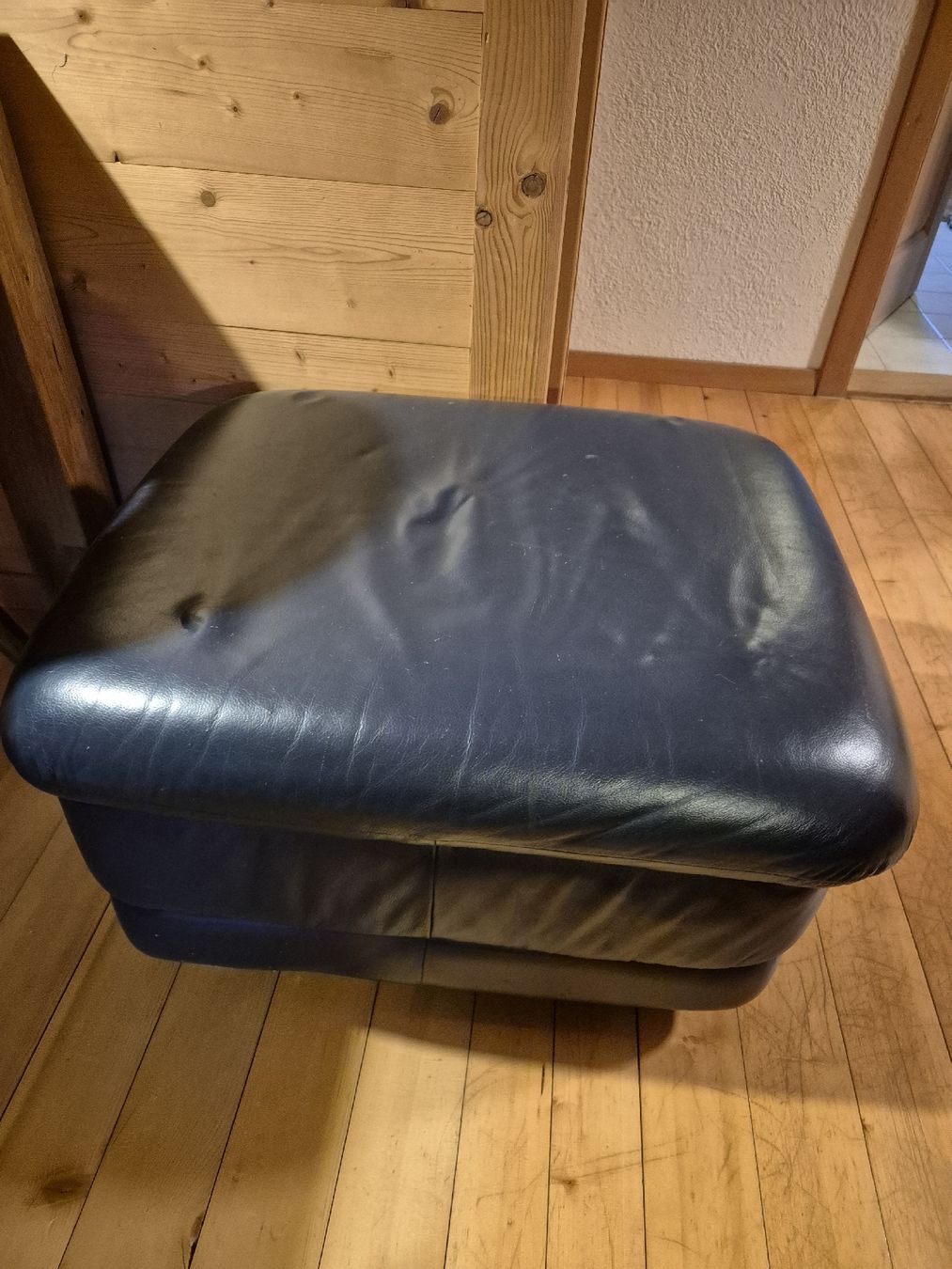 Hocker: Blauer Leder-Hocker – Gebraucht aus Lauenen b. Gstaad von jas_8pld