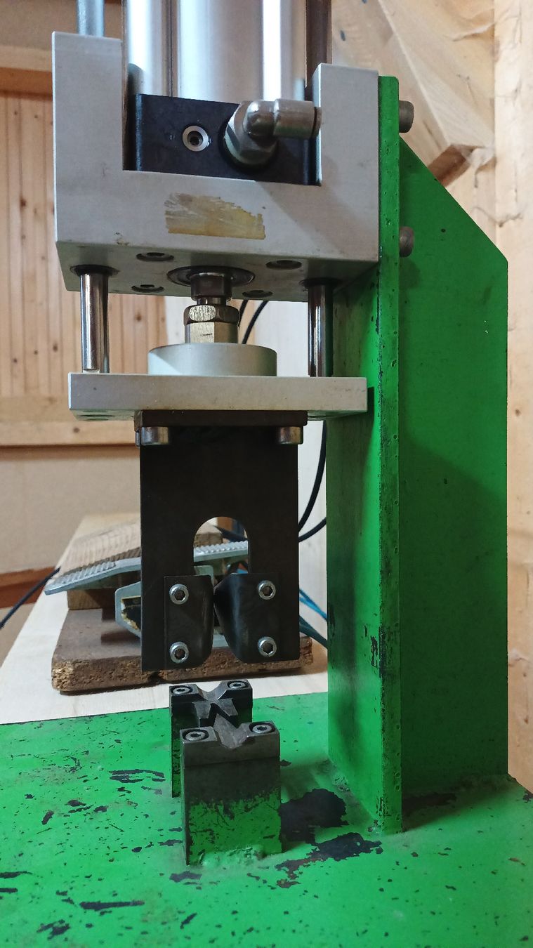 Tutte le macchine: Veredelungsmaschine Stanze – Usato da Oberfrittenbach venduto da _123 1