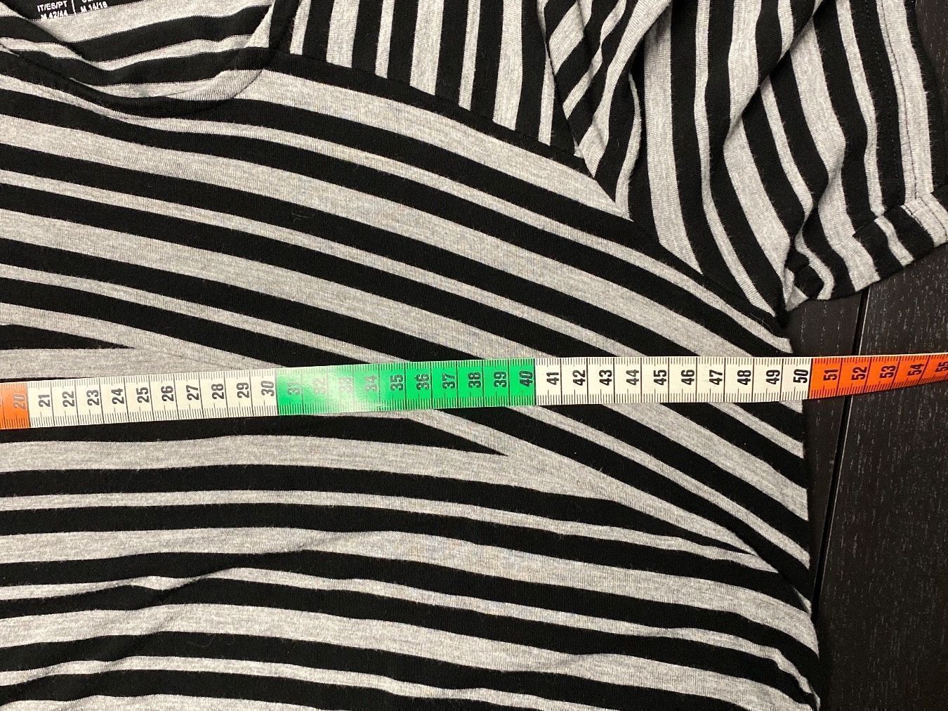 Kleider: Kleid Gr. 40/42, schwarz grau gestreift – Gebraucht aus Biel-Benken BL von PANORMUS 1
