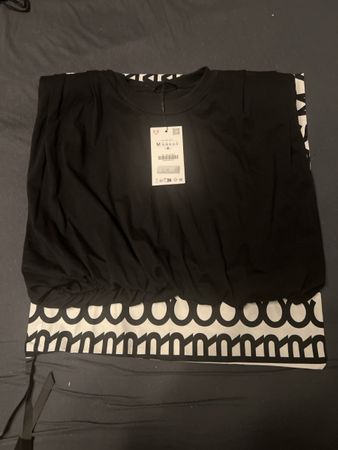 T-shirt noir Zara avec épaulettes taille M neuf