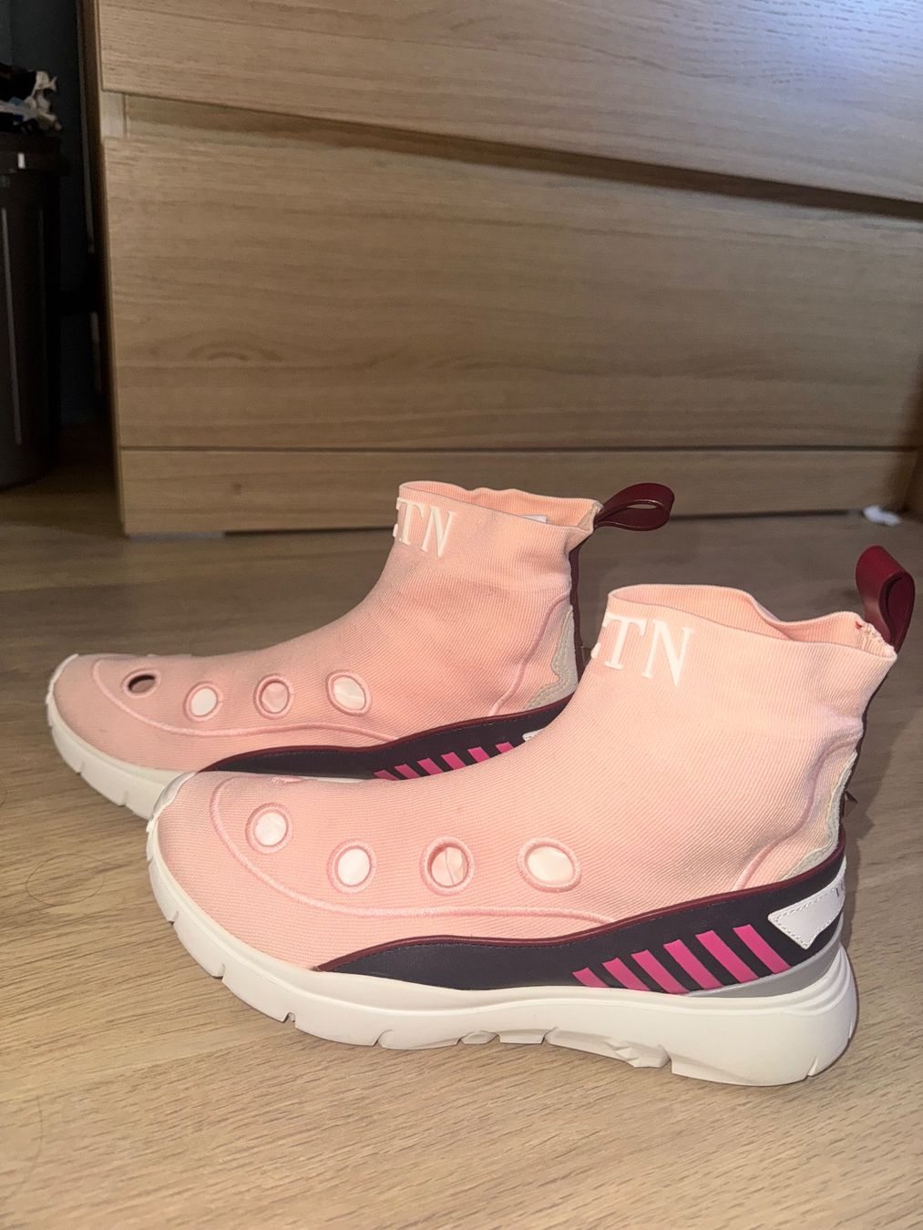 Valentino Damenschuhe: Valentino Garavani Pink Sneaker Boot – Gebraucht aus Zürich von Syali_299