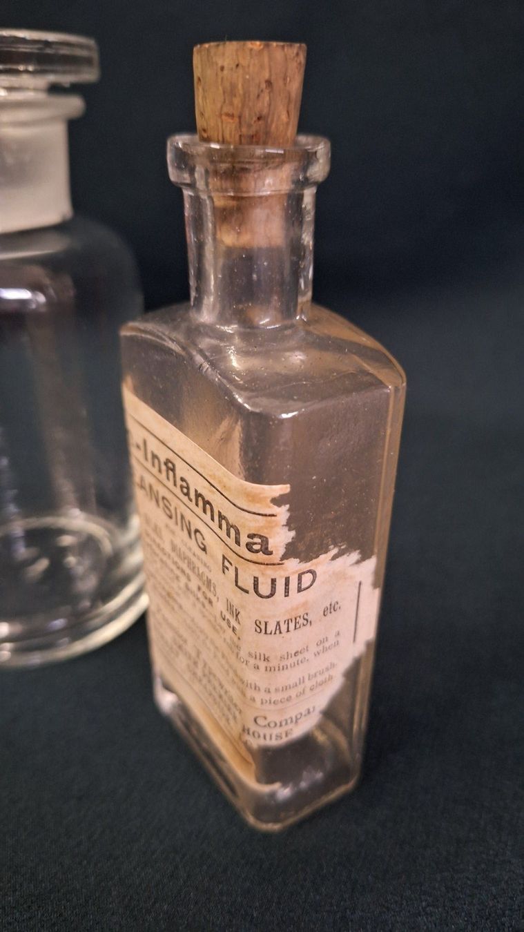 Matériel de laboratoire: 2 alte Apotheker Fläschchen – D'occasion à Arlesheim par shopradl 1
