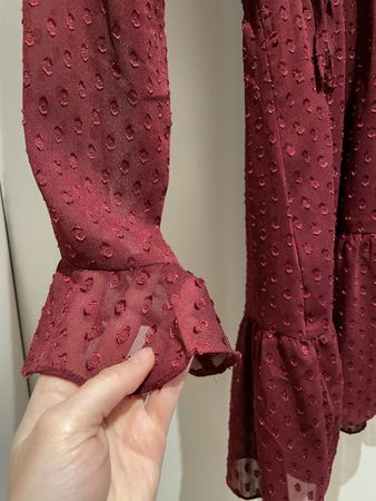 Dunkelrotes Kleid
