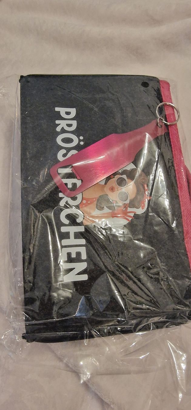 Sacs femmes: Filztasche "Prösterchen" mit Flaschenöffner-Anhänger – Neuf avec emballage d'origine à Arbon par sar_l7ll