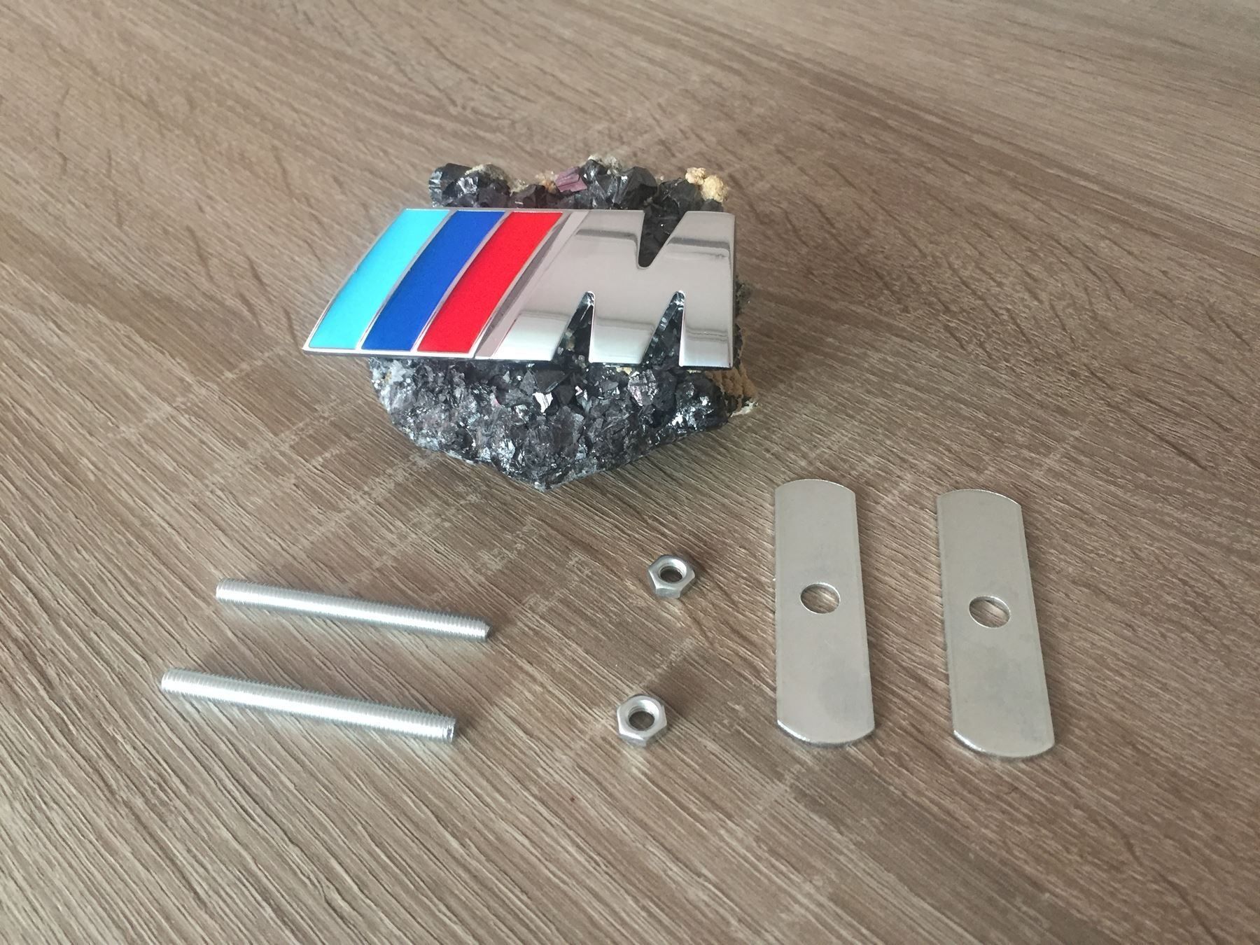 BMW Alle Autoersatzteile: BMW M Grill Emblem-Logo Neu – Neu und originalverpackt aus Bronschhofen von