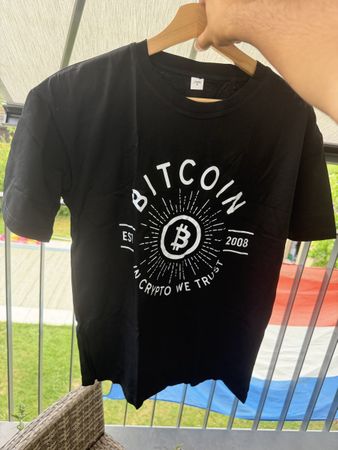 Schwarzes Bitcoin/Crypto T-Shirt mit weissem Frontprint.