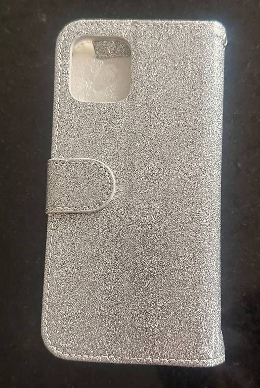 Apple Covers & Schutzfolien: Elegantes iPhone Etui in Silber – Neu und originalverpackt aus Schindellegi von Moom1402 1
