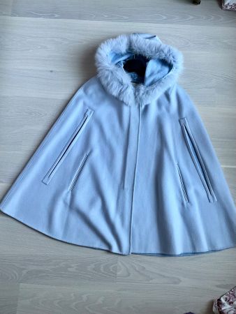 Cape Max & Moi bleu clair avec capuche fourrure état neuf