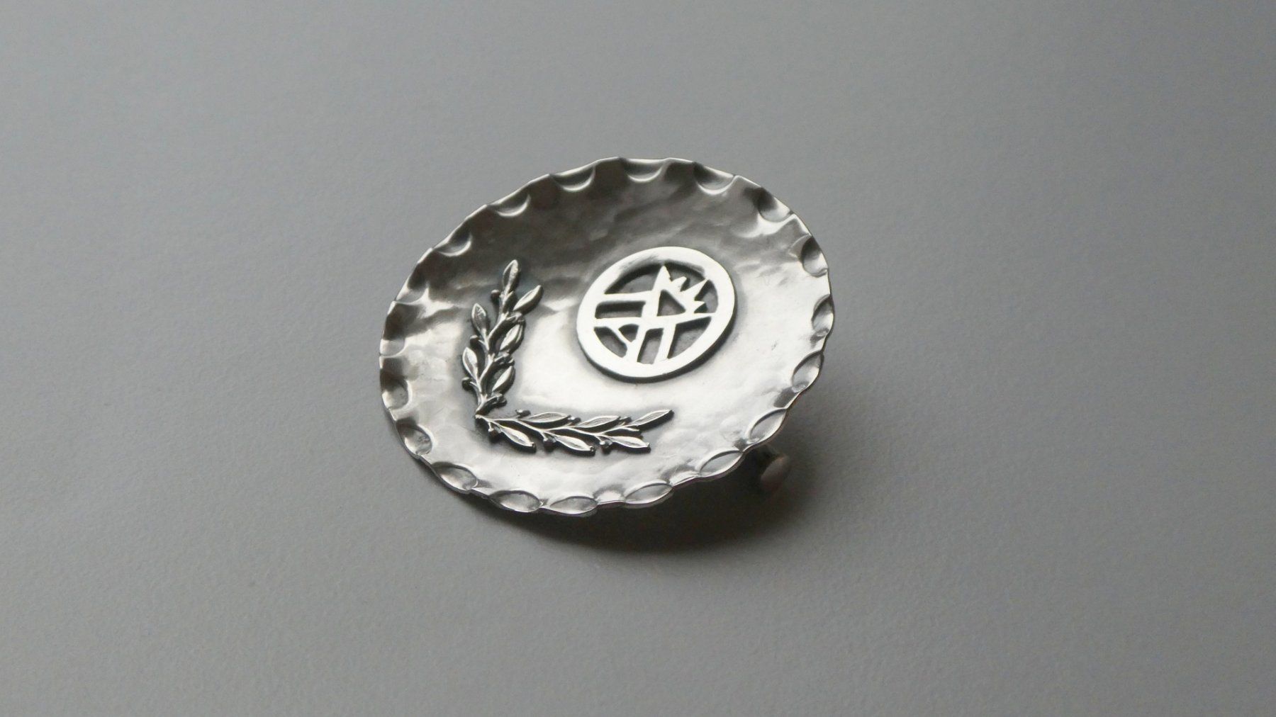 Placchette & Badge: Abzeichen Brosche 800 Silber Lorbeerzweig Zeichen – Usato da Frauenfeld venduto da dhour 1