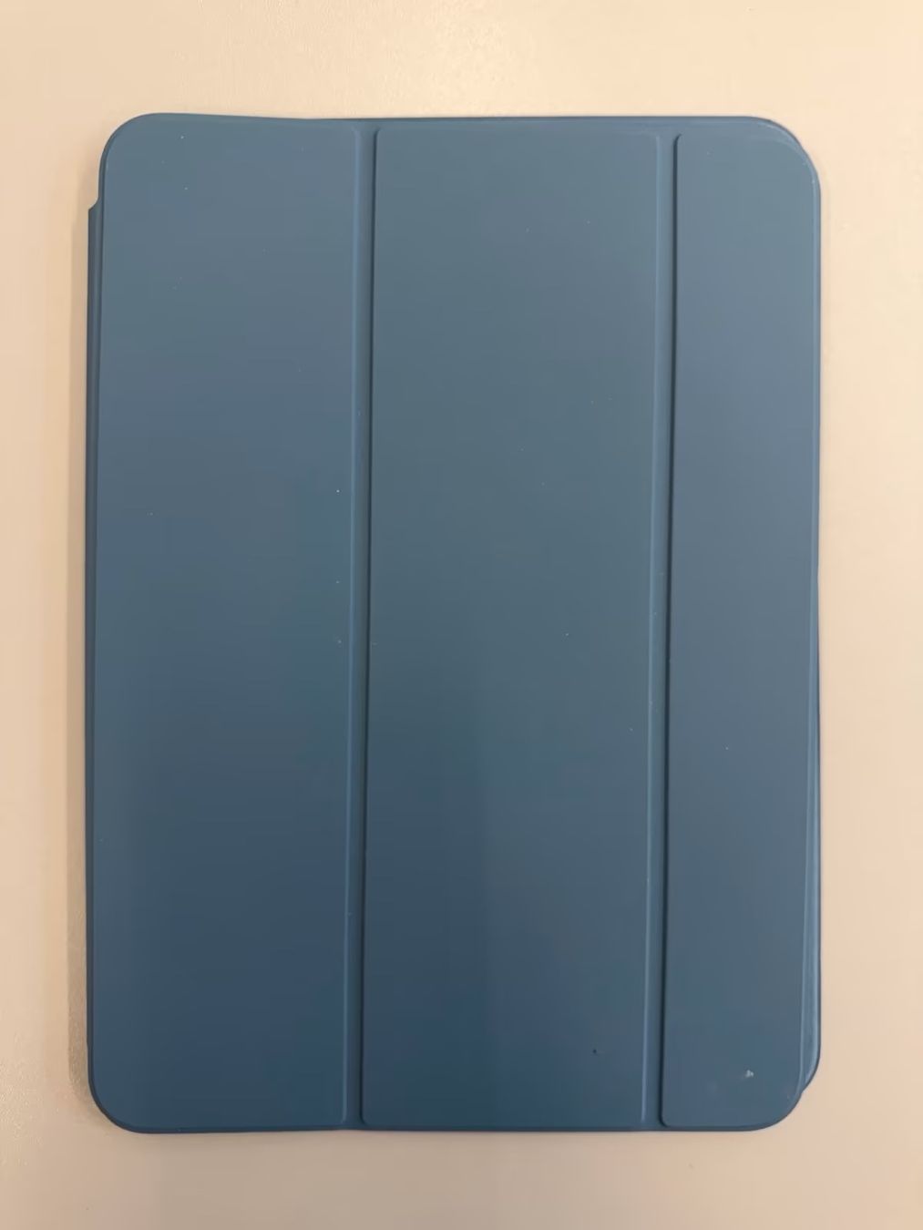 Apple Covers & Borse: Original Apple iPad 11 Smart Folio Hülle blau – Usato da Ennetbaden venduto da miboo