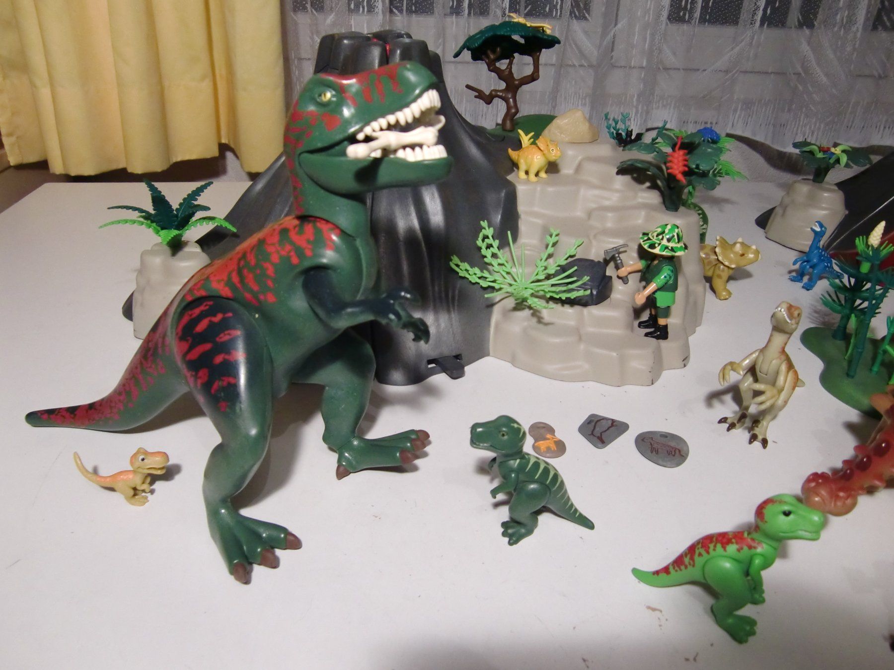 Playmobil Spielzeuge: Playmobil Dinosaurier mit Vulkan - grosses Paket – Gebraucht aus Arbon von 200sterne 2