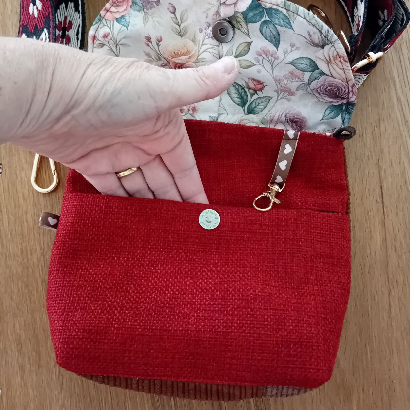 Borse da donna: Tasche rot Stoff mit Blumenmuster Tragegurt,handarbeit – Nuovo (secondo la descrizione) da Burgdorf venduto da carodesign1 1