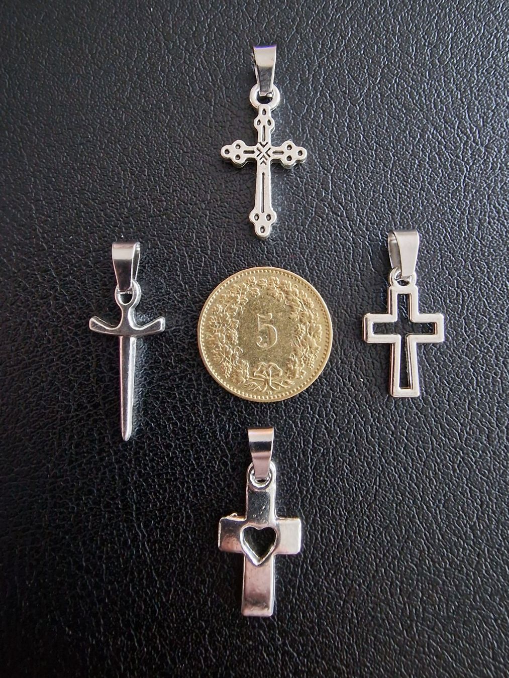 Ciondoli: 4 croix argentées, + trèfle à 4 feuilles – Nuovo e nell'imballaggio originale da Puidoux venduto da mic_c2fh