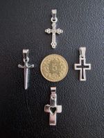 4 croix argentées, + trèfle à 4 feuilles