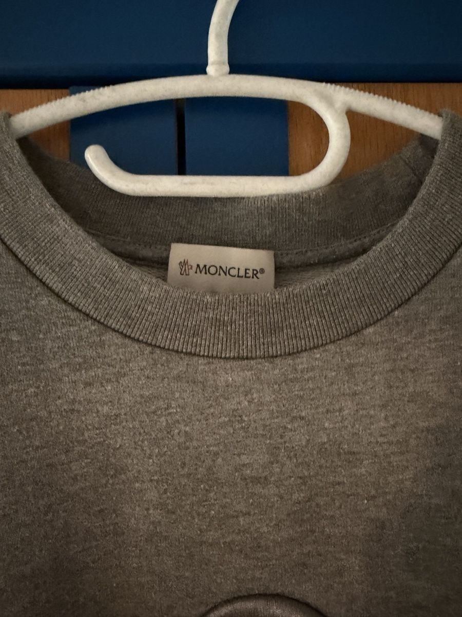 Moncler Pulls & Sweat-shirts: Pullover Moncler grau Logo Grösse M/L – D'occasion à Grossdietwil par Dom1291 1