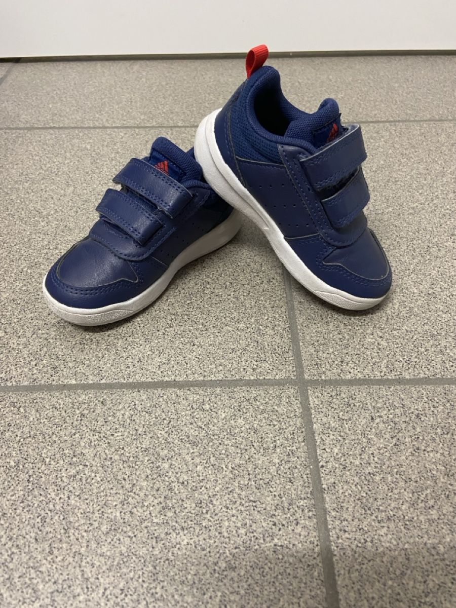 Adidas Scarpe per ragazzi: Sneaker Adidas 23 – Usato da Arbedo venduto da gregmccooper