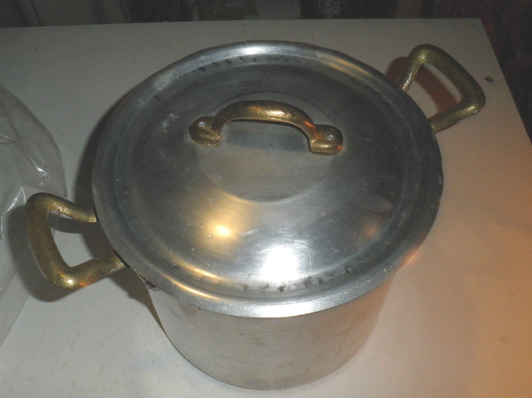 Pentole: Antiker Aluminiumtopf gebraucht. Durchmesser 22cm. – Usato da Cadenazzo venduto da Mikeshop 2