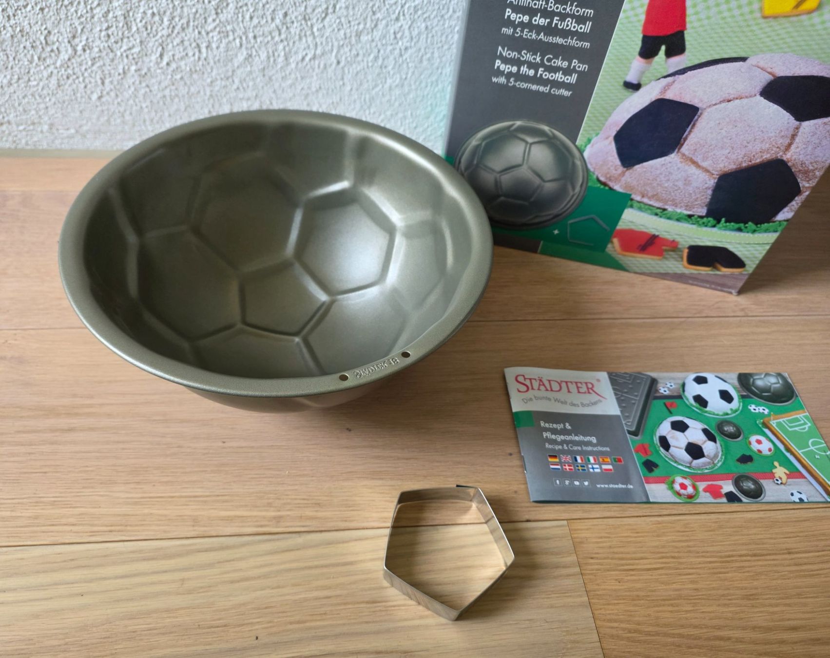 Teglie da forno: Fussball Kuchen Backform mit 5-Eck Ausstechform – Nuovo (secondo la descrizione) da Aarau venduto da Ahoffa 1