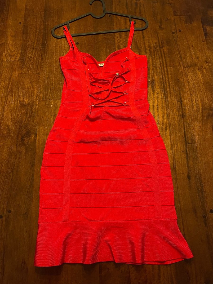 Guess Lotti di vestiti: 7 Kleider von Guess – Usato da Hombrechtikon venduto da Lara01 3