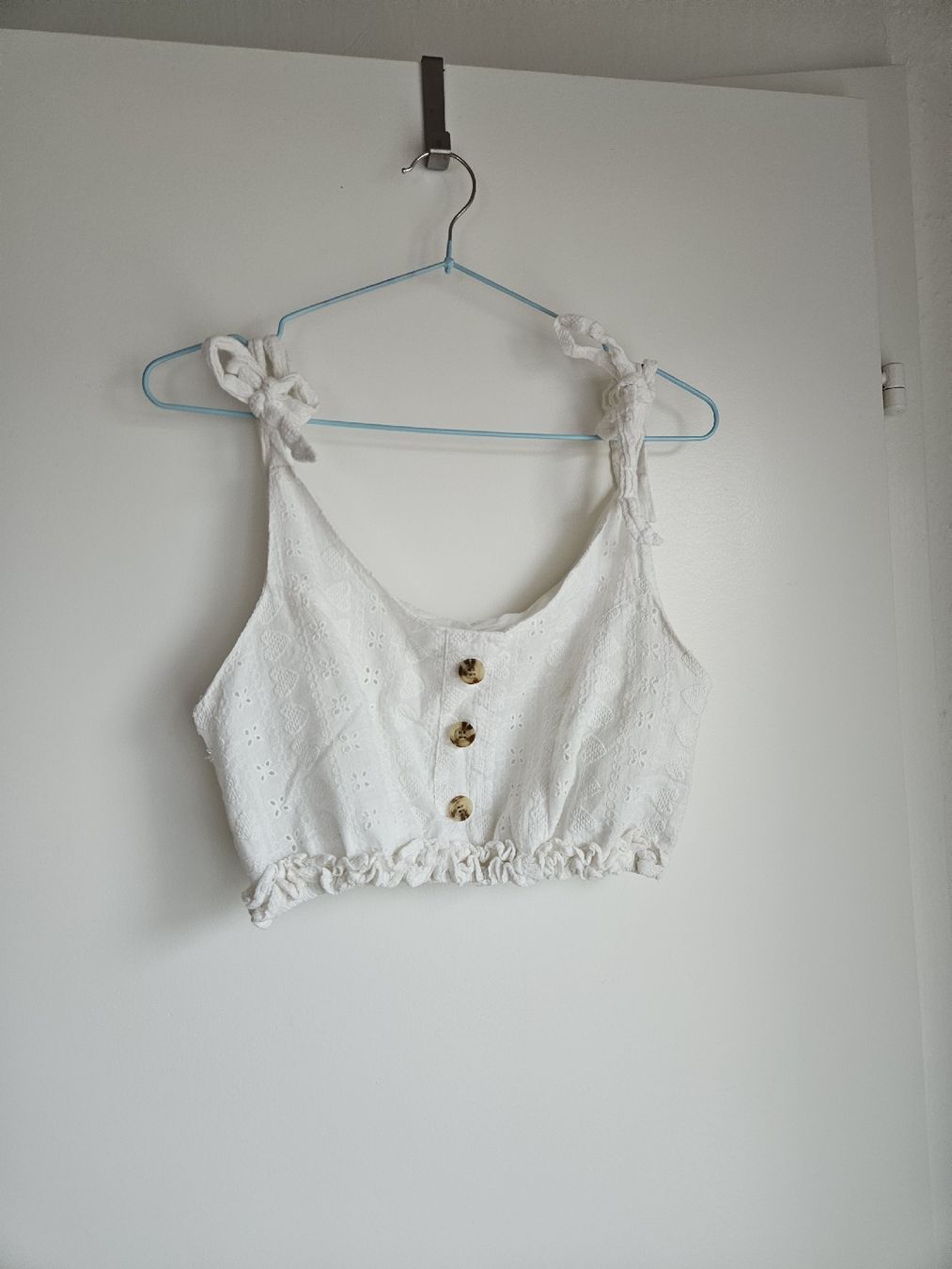 Top: weisses Crop-Top – Usato da Ebikon venduto da SecondChance_byM