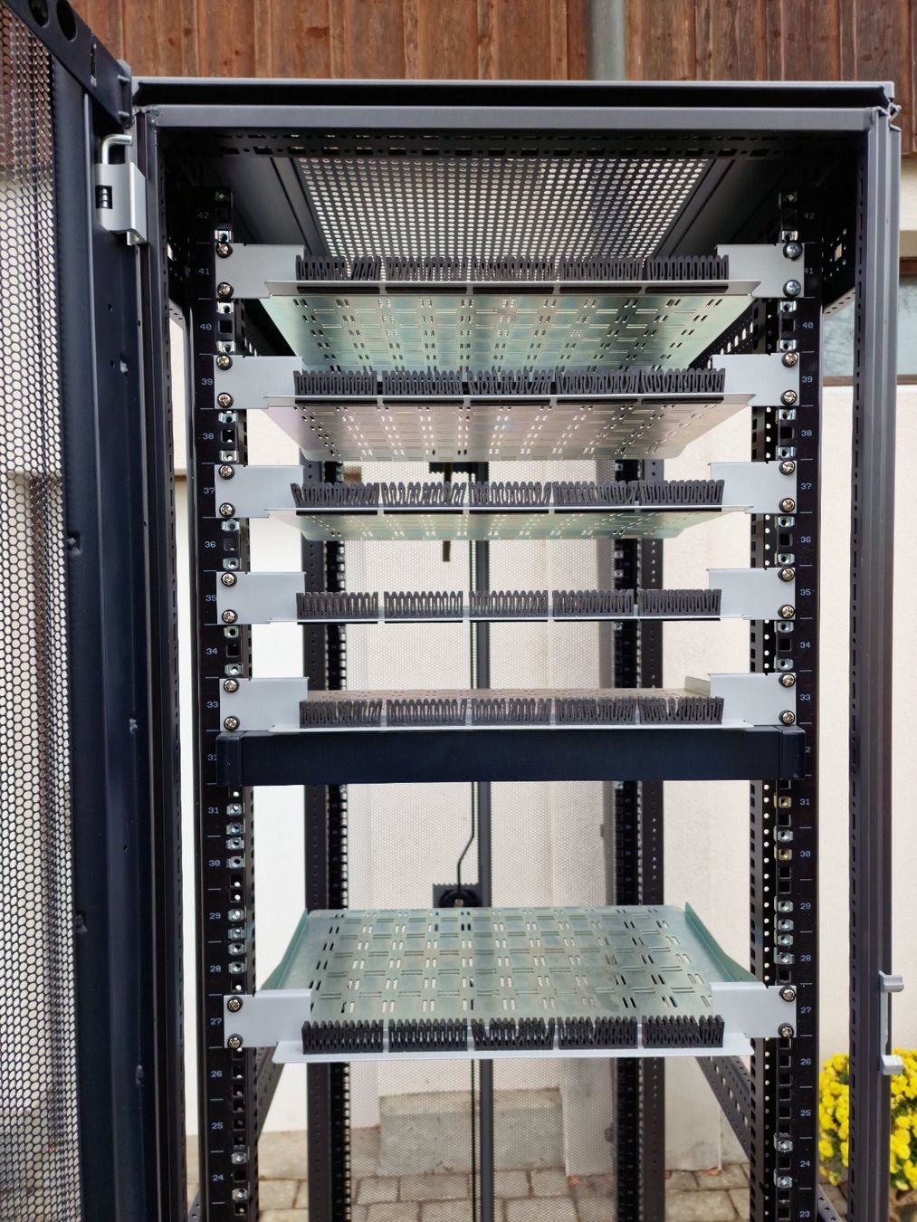 Hewlett Packard Racks & Ständer: HP G3 Fullsize 42U Server Rack – Gebraucht aus Geltwil von Manu-7 1
