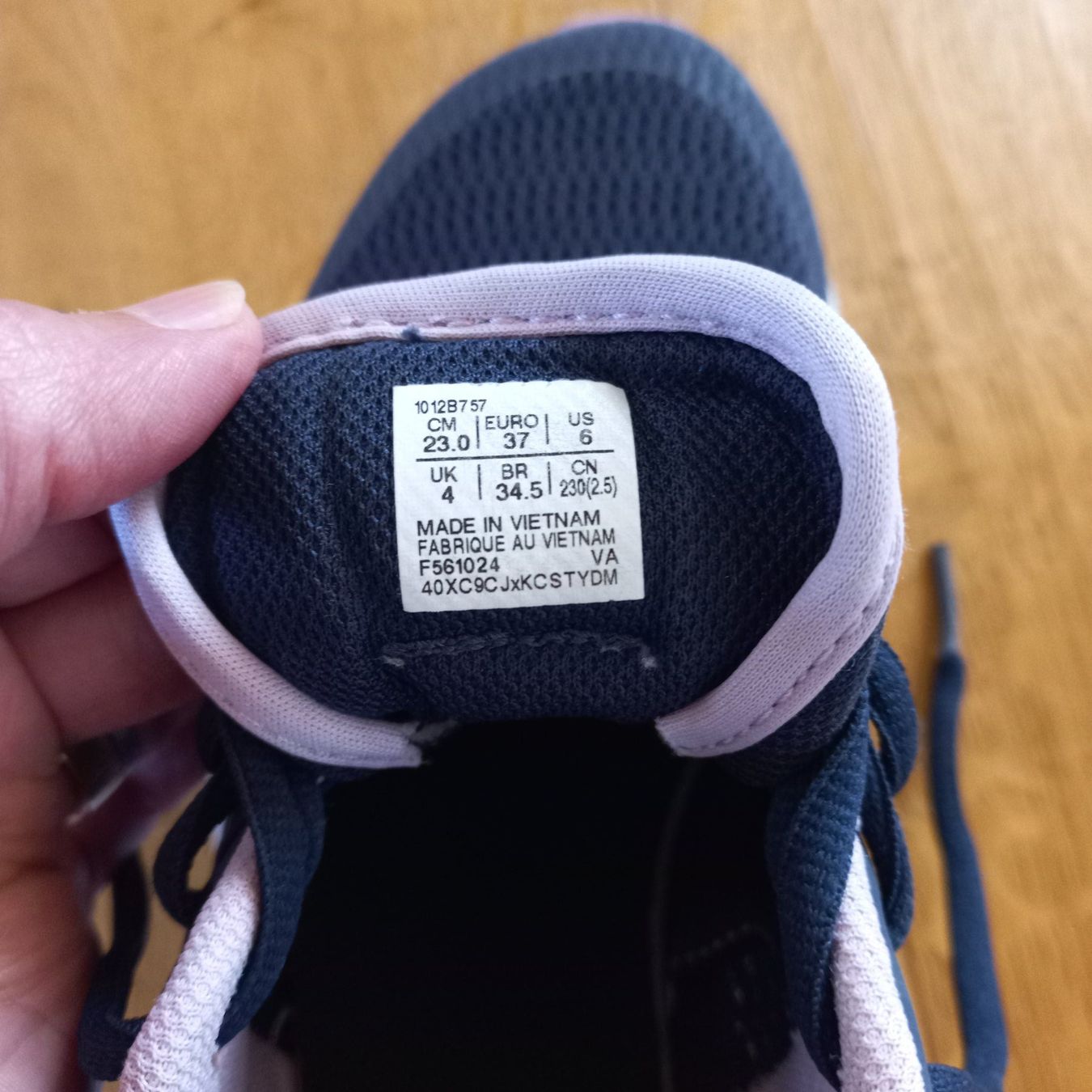 Asics Chaussures filles: Hallenschuh Asics Gr. 37 – D'occasion à Brienz BE par desire03 3