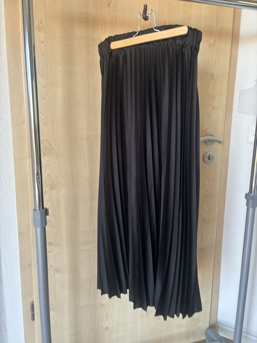 Gonne: S-M_Pleated Black Skirt_like new – Nuovo (secondo la descrizione) da St-George venduto da elena27