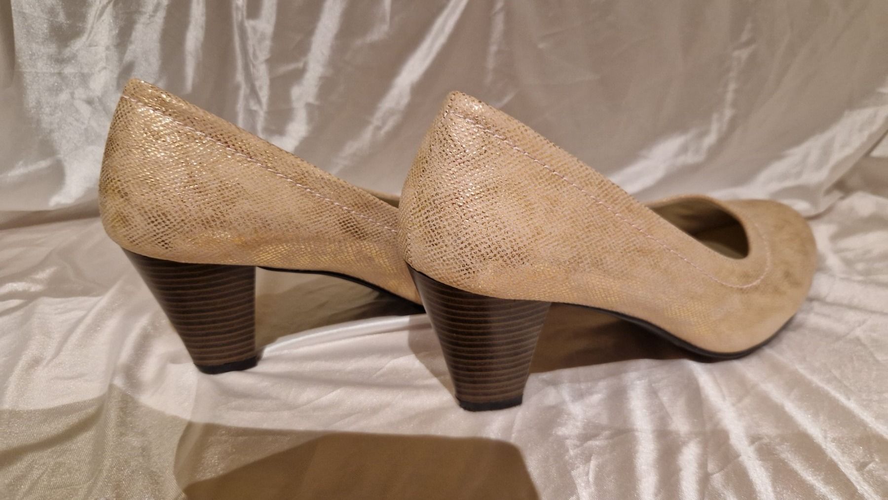 Damenschuhe: Sehr schöne Pumps, Gr. 40,Neu – Neu (gemäss Beschreibung) aus Widnau von Smanitu 4