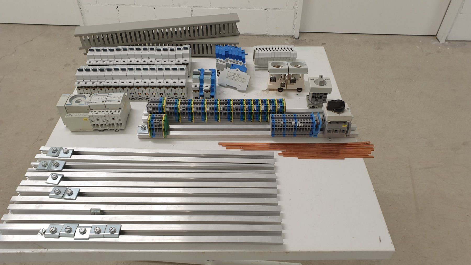 Interruttori: Grosser Posten Elektromaterial HAGER – Usato da Hinteregg venduto da Amerizium